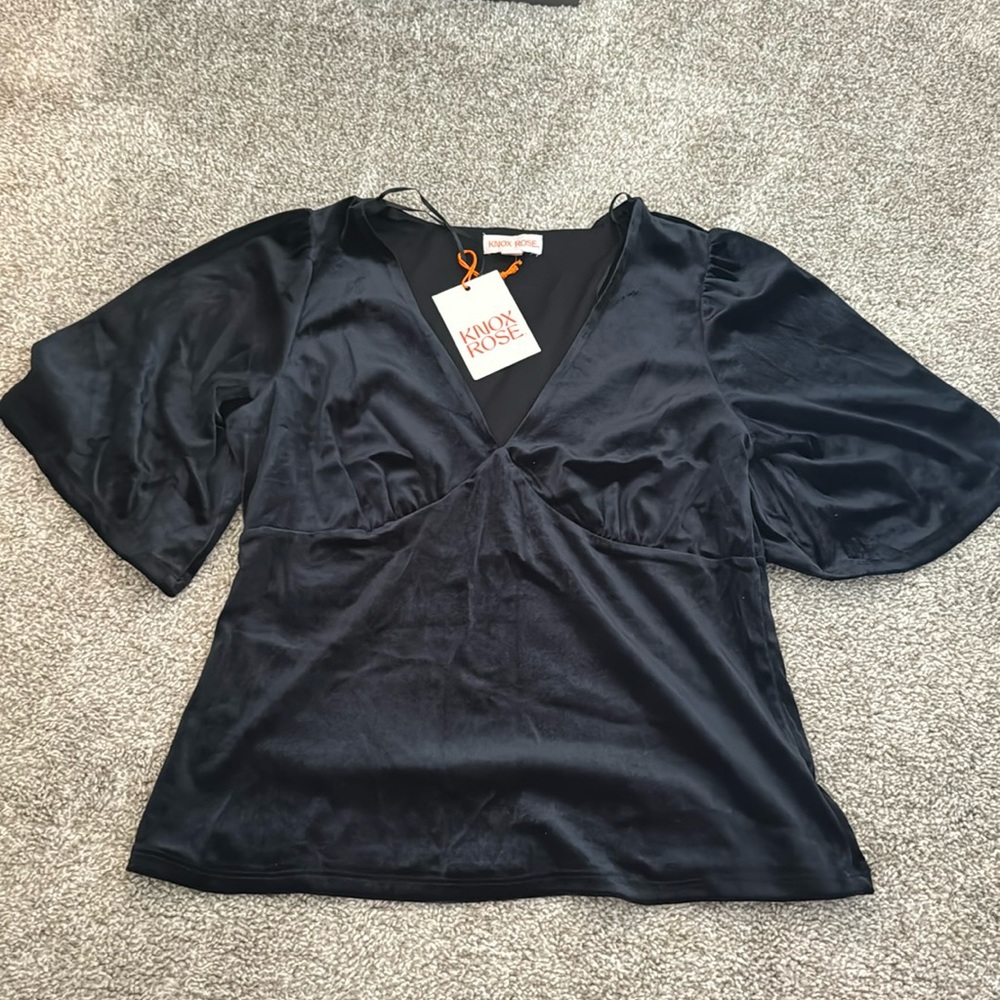 ✨ LAST CHANCE ✨ 
NWT Knox Rose Black Velour Top | S